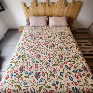 Couvre-lit Brodé Coton Laine : Élégance Florale & Chaleur Artisanale présenté sur un lit