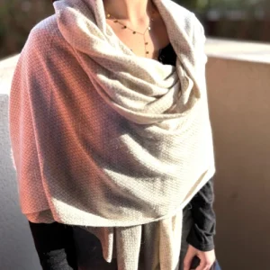 Etole-cachemire-motif-losange-marron-portee par une femme dans un cadre naturel