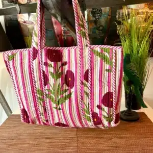 Sac 100 % coton artisanal fabriqué en Inde avec rayure rose et grosse fleur bordeaux, fait main. Léger, spacieux et teinté avec des pigments végétaux.