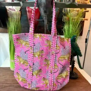 Sac en coton fait main rose avec motifs panthères jaunes, fabriqué artisanalement en Inde. Léger, spacieux et teinté avec des pigments végétaux. Idéal pour un usage quotidien.