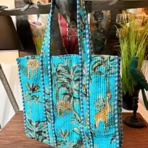Sac en coton artisanal bleu avec motifs végétaux, fabriqué à la main en Inde. Léger, spacieux et teinté avec des pigments naturels. Idéal pour un usage quotidien.