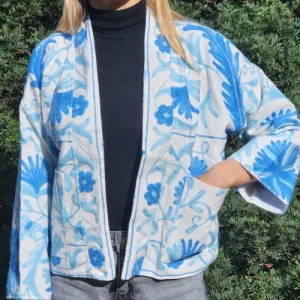 Veste Suzani brodée bleue portée