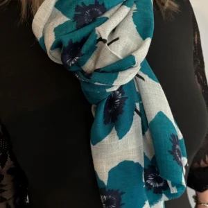 étole cachemire motif fleur bleu portée par un mannequin