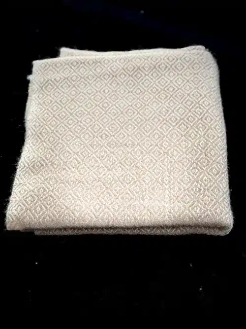 Écharpe en cachemire crème rosé avec motif losange, tissée à la main en Inde. Texture douce et élégante, idéale pour un style raffiné et intemporel.