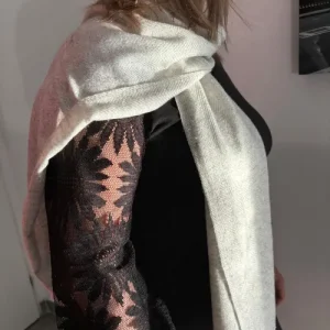 Écharpe en cachemire gris clair portée avec élégance. Chaleur et confort pour un look raffiné en toute saison.