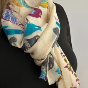 Étole cachemire femme crème motifs oiseaux présentée portée par un mannequin