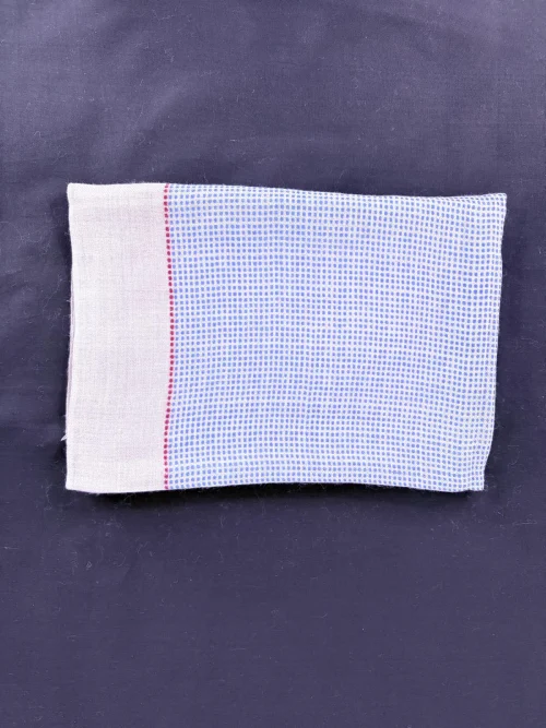 étole cachemire motif quadrillé bleu présentée pliée sur fond noir