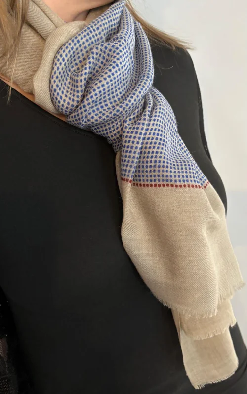 étole cachemire motif quadrillé bleu portée