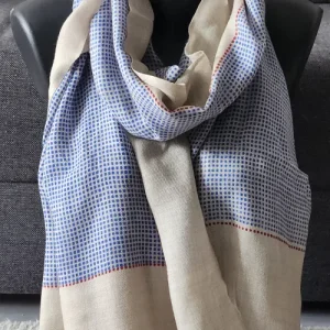 étole cachemire motif quadrillé bleu présentée sur un mannequin