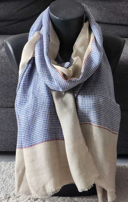 étole cachemire motif quadrillé bleu présentée sur un mannequin