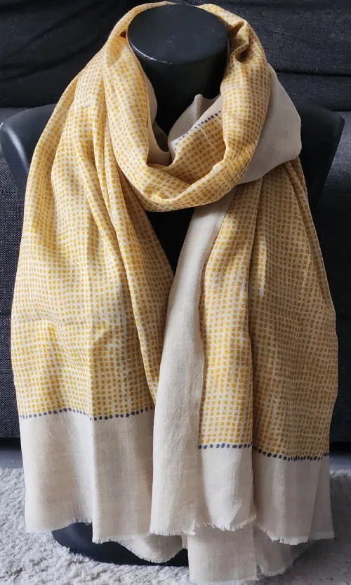 étole cachemire motif quadrillé jaune présentée sur un mannequin