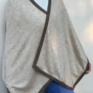 Poncho en cachemire gris clair avec bordure grise, tissage artisanal fin et léger. Parfait pour un look discret et sophistiqué.