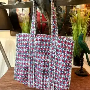 Sac 100 % coton artisanal fabriqué en Inde avec motifs multiple petites fleurs rouges, fait main. Léger, spacieux et teinté avec des pigments végétaux.
