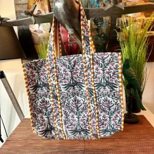 Sac en coton fait main Inde avec motifs feuillages verts et roses sur fond blanc, style traditionnel indien.