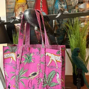 Sac rose motifs exotiques ( panthères, palmiers, flamants roses) 100 % coton artisanal fabriqué en Inde : fabriqué artisanalement en Inde.