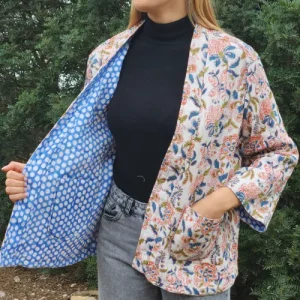 Veste Kantha réversible blanc & rose dévoilant son intérieur à motifs bleus et blancs.