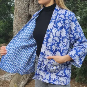 Veste Kantha réversible bleu & blanc avec intérieur à pois blancs, détail du tissu matelassé.
