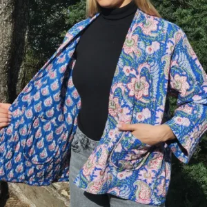 Veste Kantha réversible bleu & rose montrant son intérieur réversible à motifs géométriques.