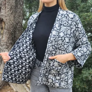 Veste Kantha réversible noire et blanche ouverte, révélant son imprimé intérieur.