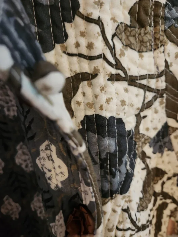 Zoom sur détail motif veste Anaya