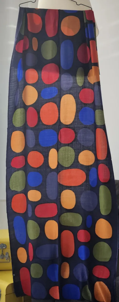 Étole cachemire multicolore Cercles de Vie – étole en laine du Cachemire à motifs de cercles colorés sur fond noir, vue dépliée.