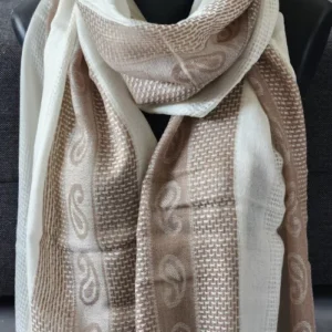 Étole en cachemire blanche et beige présenté sur un mannequin sur fond noir