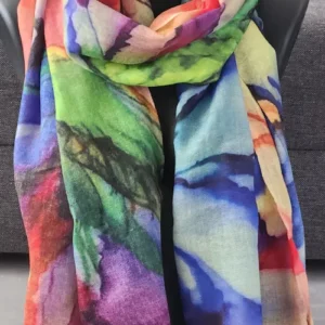 Étole cachemire multicolore éclosion présentée sur mannequin