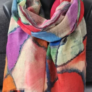 Étole cachemire multicolore énergie présentée sur mannequin