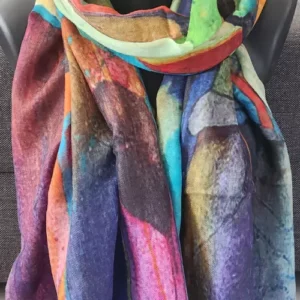 Étole cachemire multicolore éveil présentée sur mannequin
