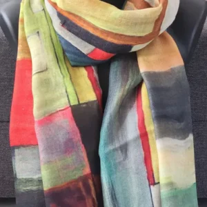 Étole cachemire multicolore horizon présentée sur mannequin
