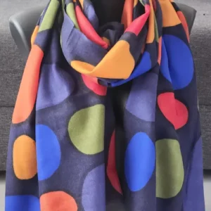 Étole cachemire multicolore Cercles de Vie – étole portée enroulée autour du cou, motifs ronds rouges, orange, bleus, verts, sur fond noir.