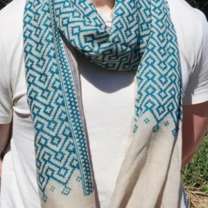 Étole en cachemire homme motif croix verte portée par un homme, accessoire mixte au style artisanal