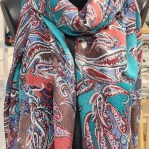 Etole multicolore Kashmira Sutra portée sur mannequin, aux couleurs douces et motifs paisley