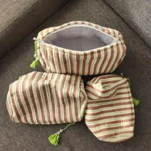 Trousse bohème en tissu indien DHAARI avec motif à rayures naturelles et texture matelassée, disponible en trois tailles.