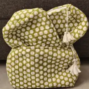 Trousse toilette coton indien : Comparaison des trois tailles - petite, moyenne et grande, mettant en évidence le motif à pois blanc sur fond vert (block print) et les pompons blancs.