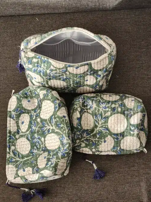 Trousse toilette coton en tissu indien VANAMALA avec motif floral vintage et texture matelassée, disponible en trois tailles.
