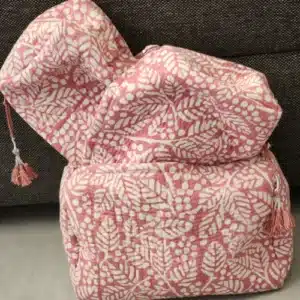 Ensemble de trois trousses de toilette inde fleurie LATIKA avec motif floral délicat et texture matelassée, disponible en trois tailles.