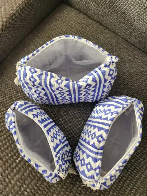 Trousse de toilette inde NEELA avec motif graphique bleu et blanc et texture matelassée, disponible en trois tailles.
