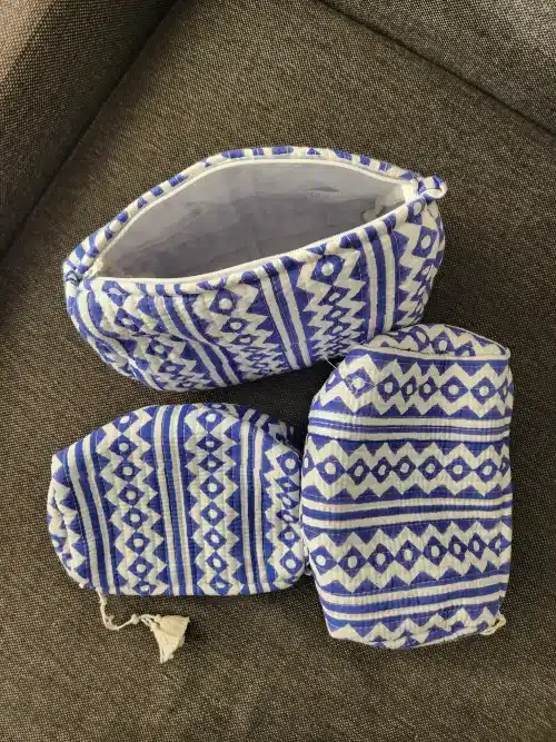 Trio de trousses de toilette artisanales indiennes NEELA au style ethnique moderne.