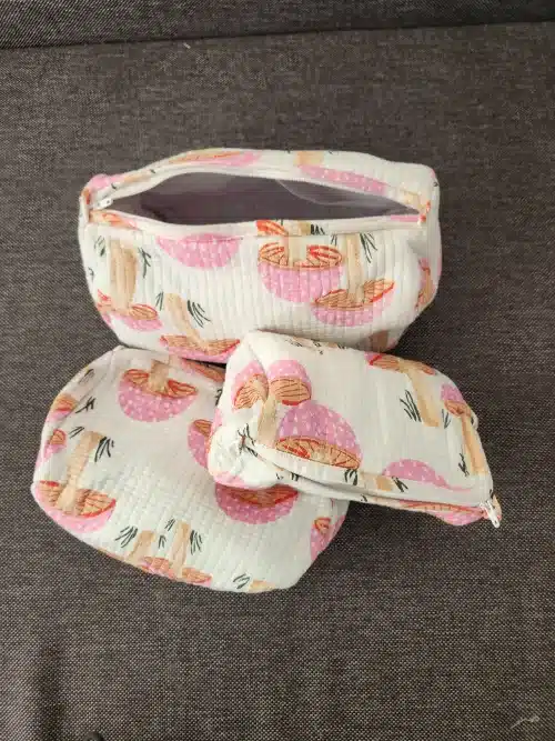 Trousse indienne Sundari – vue en hauteur avec trousse ouverte et doublure imperméable visible
