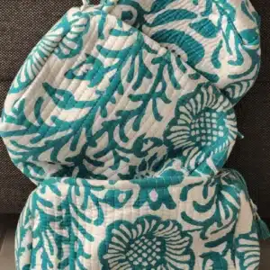 Trousse tissu indien Indira – 3 tailles avec motifs floraux verts et pompons faits main