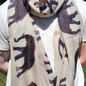 vue portée par un mannequin masculin, étole en cachemire beige avec de grands motifs éléphants