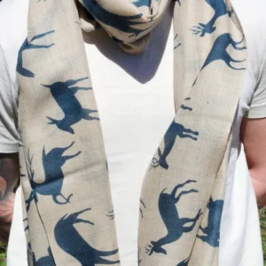 Étole en cachemire motif cerfs bleus portée autour du cou, accessoire artisanal indien élégant