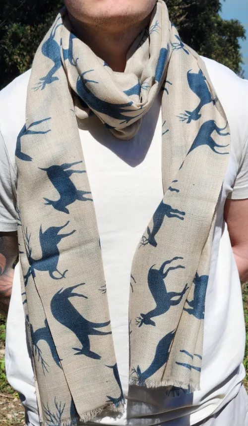 Étole en cachemire motif cerfs bleus portée autour du cou, accessoire artisanal indien élégant