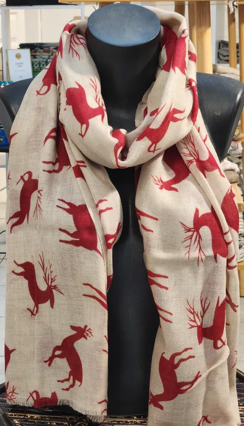 Étole en cachemire motif cerfs rouges portée autour du cou, accessoire artisanal indien élégant