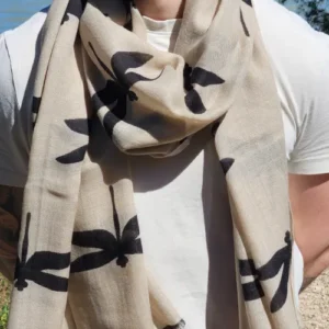 Étole en cachemire beige avec motifs libellules noires portée nouée, accessoire de mode artisanal indien