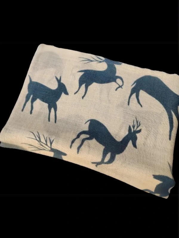 Étole en cachemire beige avec motif cerfs bleus, accessoire de mode artisanal indien plié