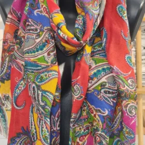 Étole en cachemire pashmina Pashmina portée sur mannequin, aux couleurs vives traditionnelles et motifs paisley