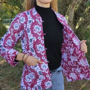 Femme portant la kantha coton réversible Saanvi, coupe droite, manches longues, motif fleuri rose.