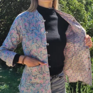Femme portant la kantha indien veste DIYA ouverte, montrant la doublure intérieure à motif fleuri beige, manches longues.